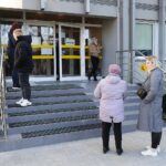 11.03.2022. Kielce. Kolejka po paszport / Wiktor Taszłow / Radio Kielce