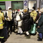 13.03.2022. Kielce. Dworzec PKP. Przyjazd z Ukrainy dzieci chorych onkologicznie / Wiktor Taszłow / Radio Kielce