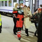 13.03.2022. Kielce. Dworzec PKP. Przyjazd z Ukrainy dzieci chorych onkologicznie / Wiktor Taszłow / Radio Kielce