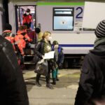 13.03.2022. Kielce. Dworzec PKP. Przyjazd z Ukrainy dzieci chorych onkologicznie / Wiktor Taszłow / Radio Kielce