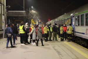 13.03.2022. Kielce. Dworzec PKP. Przyjazd z Ukrainy dzieci chorych onkologicznie / Wiktor Taszłow / Radio Kielce