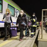 13.03.2022. Kielce. Dworzec PKP. Przyjazd z Ukrainy dzieci chorych onkologicznie / Wiktor Taszłow / Radio Kielce