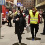 13.03.2022. Kielce. Dworzec PKP. Przyjazd z Ukrainy dzieci chorych onkologicznie / Wiktor Taszłow / Radio Kielce