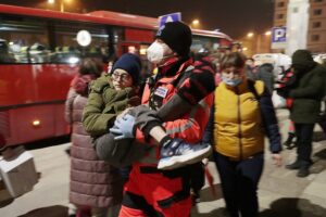 13.03.2022. Kielce. Dworzec PKP. Przyjazd z Ukrainy dzieci chorych onkologicznie / Wiktor Taszłow / Radio Kielce