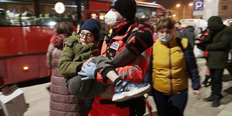 13.03.2022. Kielce. Dworzec PKP. Przyjazd z Ukrainy dzieci chorych onkologicznie / Wiktor Taszłow / Radio Kielce