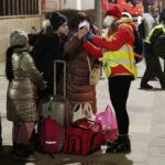 13.03.2022. Kielce. Dworzec PKP. Przyjazd z Ukrainy dzieci chorych onkologicznie / Wiktor Taszłow / Radio Kielce