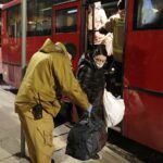 13.03.2022. Kielce. Dworzec PKP. Przyjazd z Ukrainy dzieci chorych onkologicznie / Wiktor Taszłow / Radio Kielce