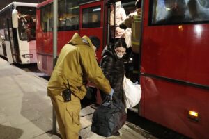 13.03.2022. Kielce. Dworzec PKP. Przyjazd z Ukrainy dzieci chorych onkologicznie / Wiktor Taszłow / Radio Kielce