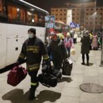 13.03.2022. Kielce. Dworzec PKP. Przyjazd z Ukrainy dzieci chorych onkologicznie / Wiktor Taszłow / Radio Kielce