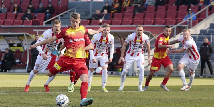 13.03.2022. Kielce. Mecz 23. kolejki Fortuna 1 Ligi: Korona Kielce - Apklan Resovia Rzeszów / Fot. Wiktor Taszłow - Radio Kielce