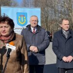 24.03.2022. Janik. Wyremontowana ul. Okrężna. Na zdjęciu (od lewej): Marzena Dębniak - starosta ostrowiecki, Lech Łodej - burmistrz Kunowa, Andrzej Jabłoński - wicestarosta ostrowiecki, Małgorzata Mazur - UMiG Kunów / Emilia Sitarska / Radio Kielce