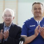 26.03.2022 Masłów. Turniej piłki halowej. Na zdjęciu od lewej: poseł Krzysztof Lipiec i starosta Mirosław Gebski / Jarosław Kubalski / Radio Kielce