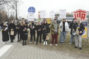 04.03.2022 Kielce. Protest ukraińskiej młodzieży przed stacją paliw Amic / Jarosław Kubalski / Radio Kielce