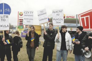04.03.2022 Kielce. Protest ukraińskiej młodzieży przed stacją paliw Amic / Jarosław Kubalski / Radio Kielce