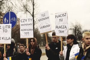 04.03.2022 Kielce. Protest ukraińskiej młodzieży przed stacją paliw Amic / Jarosław Kubalski / Radio Kielce