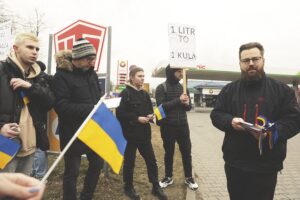 04.03.2022 Kielce. Protest ukraińskiej młodzieży przed stacją paliw Amic / Jarosław Kubalski / Radio Kielce