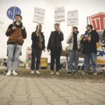 04.03.2022 Kielce. Protest ukraińskiej młodzieży przed stacją paliw Amic / Jarosław Kubalski / Radio Kielce