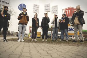 04.03.2022 Kielce. Protest ukraińskiej młodzieży przed stacją paliw Amic / Jarosław Kubalski / Radio Kielce