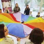 05.03.2022 Ameliówka. Harcerze bawią się z dziećmi z Ukrainy w Hotelu Ameliówka / Jarosław Kubalski / Radio Kielce