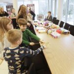 05.03.2022 Ameliówka. Harcerze bawią się z dziećmi z Ukrainy w Hotelu Ameliówka / Jarosław Kubalski / Radio Kielce