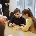 05.03.2022 Ameliówka. Harcerze bawią się z dziećmi z Ukrainy w Hotelu Ameliówka / Jarosław Kubalski / Radio Kielce