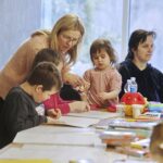 05.03.2022 Ameliówka. Harcerze bawią się z dziećmi z Ukrainy w Hotelu Ameliówka / Jarosław Kubalski / Radio Kielce