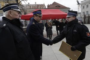 05.03.2022. Kielce. Wręczenie aktu włączenia jednostki OSP Kielce-Niewachlów w struktury Krajowego Systemu Ratowniczo-Gaśniczego. Na zdjęciu (od lewej): Mirosław Pawlak – prezes zarządu wojewódzkiego Związku Ochotniczych Straży Pożarnych RP, st. bryg. Krzysztof Ciosek, Świętokrzyski Komendant Wojewódzki PSP, Piotr Biegański – prezes OSP Niewachlów / Jarosław Kubalski / Radio Kielce