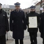 05.03.2022. Kielce. Wręczenie aktu włączenia jednostki OSP Kielce-Niewachlów w struktury Krajowego Systemu Ratowniczo-Gaśniczego. Na zdjęciu (od lewej): Mirosław Pawlak – prezes zarządu wojewódzkiego Związku Ochotniczych Straży Pożarnych RP, st. bryg. Krzysztof Ciosek, Świętokrzyski Komendant Wojewódzki PSP, Piotr Biegański – prezes OSP Niewachlów i st.bryg. Sławomir Karwat – komendant miejski PSP w Kielcach / Jarosław Kubalski / Radio Kielce