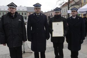 05.03.2022. Kielce. Wręczenie aktu włączenia jednostki OSP Kielce-Niewachlów w struktury Krajowego Systemu Ratowniczo-Gaśniczego. Na zdjęciu (od lewej): Mirosław Pawlak – prezes zarządu wojewódzkiego Związku Ochotniczych Straży Pożarnych RP, st. bryg. Krzysztof Ciosek, Świętokrzyski Komendant Wojewódzki PSP, Piotr Biegański – prezes OSP Niewachlów i st.bryg. Sławomir Karwat – komendant miejski PSP w Kielcach / Jarosław Kubalski / Radio Kielce