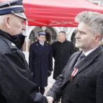 05.03.2022. Kielce. Wręczenie aktu włączenia jednostki OSP Kielce-Niewachlów w struktury Krajowego Systemu Ratowniczo-Gaśniczego. Na zdjęciu (od lewej): Mirosław Pawlak – prezes zarządu wojewódzkiego Związku Ochotniczych Straży Pożarnych RP i senator Krzysztof Słoń / Jarosław Kubalski / Radio Kielce