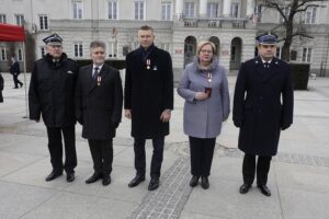 05.03.2022. Kielce. Wręczenie aktu włączenia jednostki OSP Kielce-Niewachlów w struktury Krajowego Systemu Ratowniczo-Gaśniczego. Na zdjęciu (od lewej): Mirosław Pawlak – prezes zarządu wojewódzkiego Związku Ochotniczych Straży Pożarnych RP, senator Krzysztof Słoń, Bogdan Wenta - prezydent Kielc, Bożena Szczypiór - zastępca prezydenta Kielc, st. bryg. Krzysztof Ciosek - Świętokrzyski Komendant Wojewódzki PSP / Jarosław Kubalski / Radio Kielce