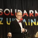 05.03.2022. Opatów. Koncert „Solidarni z Ukrainą”. Na zdjęciu: Artur Jaroń - dyrektor Państwowego Zespołu Szkół Muzycznych / Jarosław Kubalski / Radio Kielce