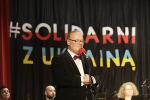 05.03.2022. Opatów. Koncert „Solidarni z Ukrainą”. Na zdjęciu: Artur Jaroń - dyrektor Państwowego Zespołu Szkół Muzycznych / Jarosław Kubalski / Radio Kielce