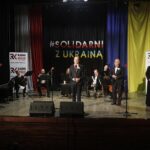 05.03.2022. Opatów. Koncert „Solidarni z Ukrainą”. Na zdjęciu (od lewej):  Piotr Wawrzyk - wiceminister spraw zagranicznych, Tomasz Staniek - starosta opatowski i Krzysztof Nitkiewicz - biskup sandomierski / Jarosław Kubalski / Radio Kielce