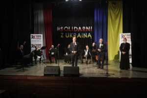 05.03.2022. Opatów. Koncert „Solidarni z Ukrainą”. Na zdjęciu (od lewej): Piotr Wawrzyk - wiceminister spraw zagranicznych, Tomasz Staniek - starosta opatowski i Krzysztof Nitkiewicz - biskup sandomierski / Jarosław Kubalski / Radio Kielce