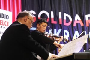 05.03.2022. Opatów. Koncert „Solidarni z Ukrainą”. Na zdjęciu: Artur Jaroń - dyrektor Państwowego Zespołu Szkół Muzycznych i Ludmiła Worobec-Witek / Jarosław Kubalski / Radio Kielce