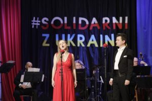 05.03.2022. Opatów. Koncert „Solidarni z Ukrainą”. Na zdjęciu: Sylwia Gorajek i Łukasz Gaj / Jarosław Kubalski / Radio Kielce