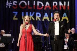 05.03.2022. Opatów. Koncert „Solidarni z Ukrainą”. Na zdjęciu: Sylwia Gorajek i Łukasz Gaj / Jarosław Kubalski / Radio Kielce