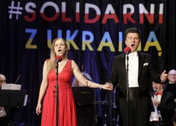 05.03.2022. Opatów. Koncert „Solidarni z Ukrainą”. Na zdjęciu: Sylwia Gorajek i Łukasz Gaj / Jarosław Kubalski / Radio Kielce