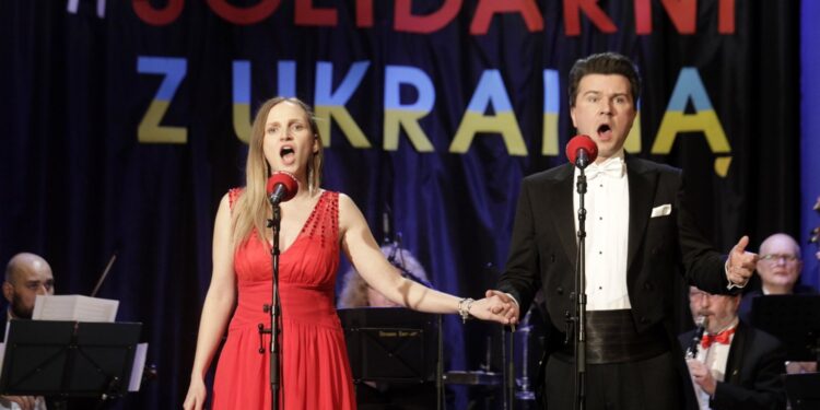 05.03.2022. Opatów. Koncert „Solidarni z Ukrainą”. Na zdjęciu: Sylwia Gorajek i Łukasz Gaj / Jarosław Kubalski / Radio Kielce