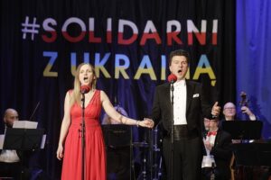 05.03.2022. Opatów. Koncert „Solidarni z Ukrainą”. Na zdjęciu: Sylwia Gorajek i Łukasz Gaj / Jarosław Kubalski / Radio Kielce