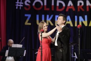 05.03.2022. Opatów. Koncert „Solidarni z Ukrainą”. Na zdjęciu: Sylwia Gorajek i Łukasz Gaj / Jarosław Kubalski / Radio Kielce