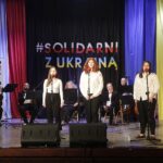 05.03.2022. Opatów. Koncert „Solidarni z Ukrainą”. Na zdjęciu: występ ukraińskiej młodzieży, która uczy się w „Szkole na Górce”. / Jarosław Kubalski / Radio Kielce