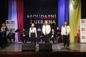 05.03.2022. Opatów. Koncert „Solidarni z Ukrainą”. Na zdjęciu: występ ukraińskiej młodzieży, która uczy się w „Szkole na Górce”. / Jarosław Kubalski / Radio Kielce