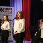 05.03.2022. Opatów. Koncert „Solidarni z Ukrainą”. Na zdjęciu: występ ukraińskiej młodzieży, która uczy się w „Szkole na Górce”. / Jarosław Kubalski / Radio Kielce