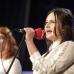 05.03.2022. Opatów. Koncert „Solidarni z Ukrainą”. Na zdjęciu: występ ukraińskiej młodzieży, która uczy się w „Szkole na Górce”. / Jarosław Kubalski / Radio Kielce