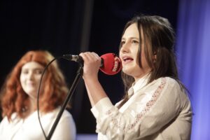 05.03.2022. Opatów. Koncert „Solidarni z Ukrainą”. Na zdjęciu: występ ukraińskiej młodzieży, która uczy się w „Szkole na Górce”. / Jarosław Kubalski / Radio Kielce