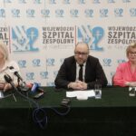 08.03.2022 Kielce. Wojewódzki Szpital Zespolony. Konferencja na temat zmiany wyżywienia pacjentów. Na zdjęciu od lewej: prezes Impel Catering Elżebieta Kantowicz, dyrektor szpitala Bartosz Stemplewski i zastępca dyrektora ds.pielęgniarstwa i położnictwa Wiesława Nowocień / Jarosław Kubalski / Radio Kielce