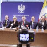 10.03.2022. Kielce. Konferencja nt. uruchomienia strony internetowej projektpracaukraina.pl. Na zdjęciu (od lewej): Artur Kudzia - dyrektor Miejskiego Urzędu Pracy w Kielcach, Grzegorz Piwko - dyrektor Powiatowego Urzędu Pracy w Kielcach, Renata Janik - wicemarszałek województwa świętokrzyskiego, Zbigniew Koniusz - wojewoda świętokrzyski, Robert Jaworski - prezes Związku Miast i Gmin Regionu Świętokrzyskiego, Janusz Knap - prezes Radia Kielce i Beata Szwed - Wojewódzki Urząd Pracy w Kielcach / Jarosław Kubalski / Radio Kielce