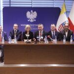 10.03.2022. Kielce. Konferencja nt. uruchomienia strony internetowej projektpracaukraina.pl. Na zdjęciu (od lewej): Artur Kudzia - dyrektor Miejskiego Urzędu Pracy w Kielcach, Grzegorz Piwko - dyrektor Powiatowego Urzędu Pracy w Kielcach, Renata Janik - wicemarszałek województwa świętokrzyskiego, Zbigniew Koniusz - wojewoda świętokrzyski, Robert Jaworski - prezes Związku Miast i Gmin Regionu Świętokrzyskiego, Janusz Knap - prezes Radia Kielce i Beata Szwed - Wojewódzki Urząd Pracy w Kielcach / Jarosław Kubalski / Radio Kielce